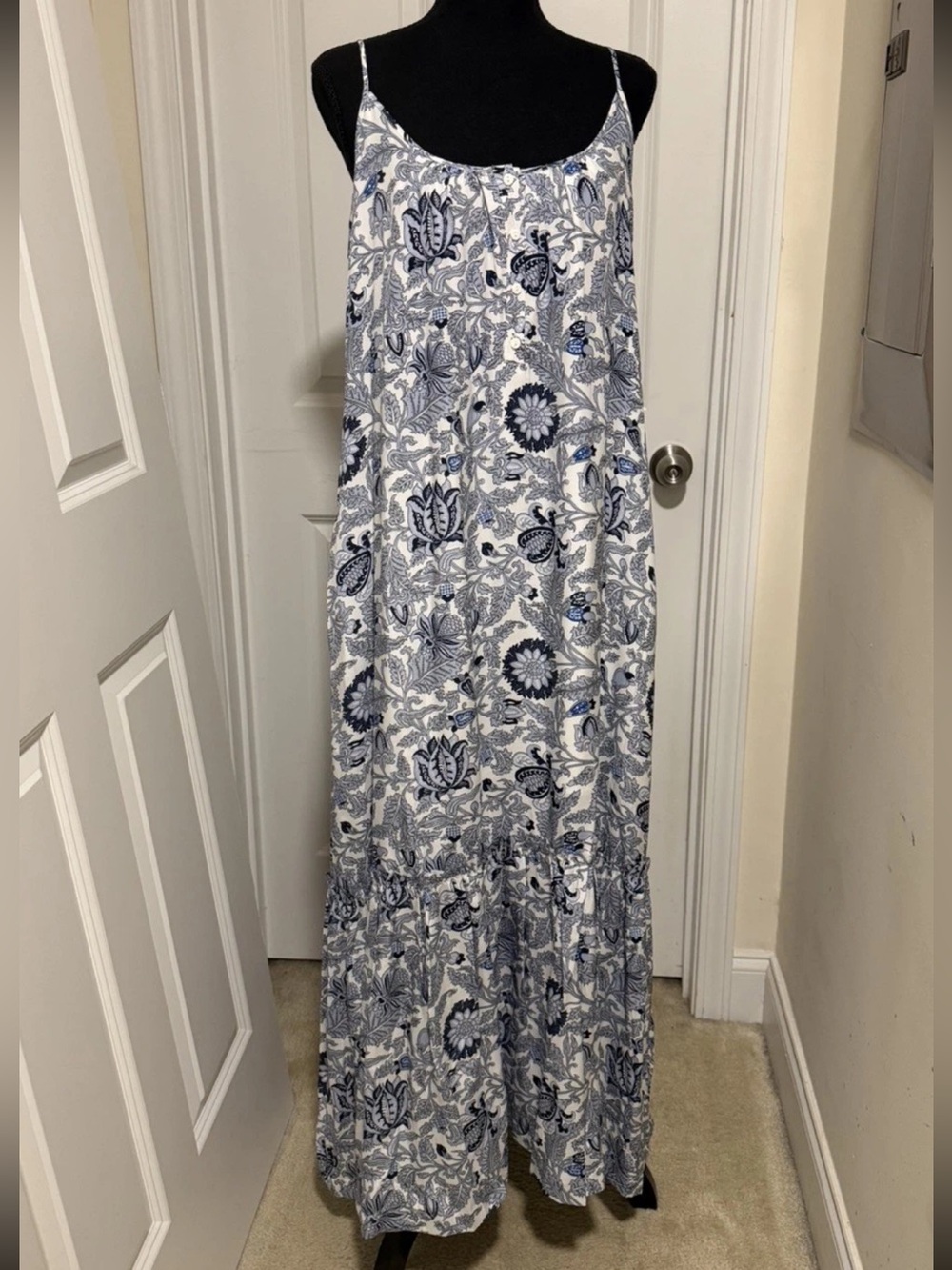 NWT Gold Hawk Blue and White paisley maxi dress with pockets 100% silk sz M